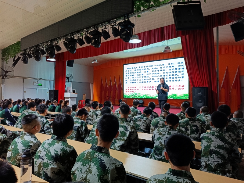 封閉式軍事化學校,軍事訓練學校