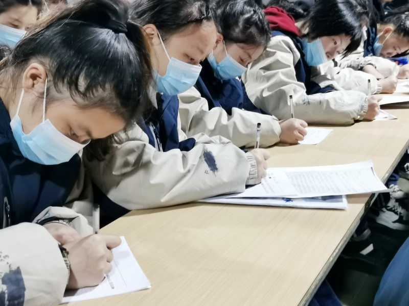 新起點(diǎn)青少年教育專門學(xué)校組織學(xué)員寫家信表真情