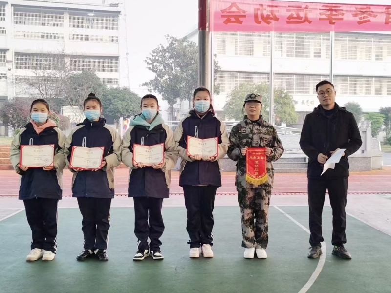 新起點青少年特訓(xùn)學(xué)校舉行升旗儀式暨表彰大會