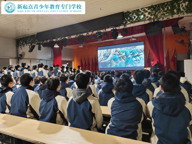 新起點教育專門學校組織學生集體觀看建軍大業(yè)