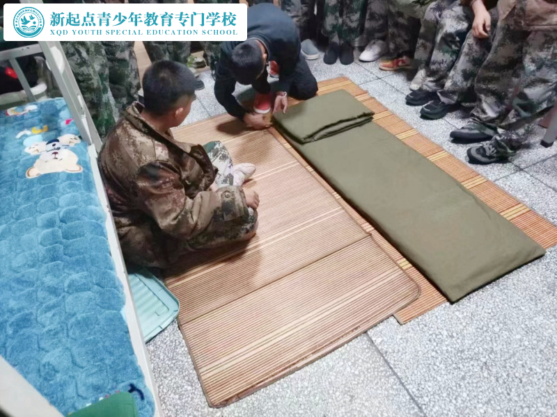 新起點(diǎn)青少年專門教育學(xué)校組織學(xué)員學(xué)習(xí)內(nèi)務(wù)整理疊被