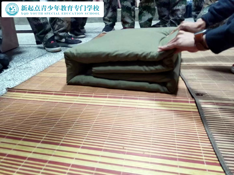 新起點(diǎn)青少年專門教育學(xué)校組織學(xué)員學(xué)習(xí)內(nèi)務(wù)整理疊被