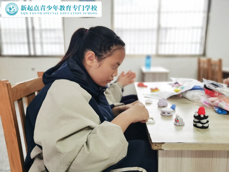 新起點(diǎn)教育專門學(xué)校組織孩子手工彩泥DIY活動(dòng)