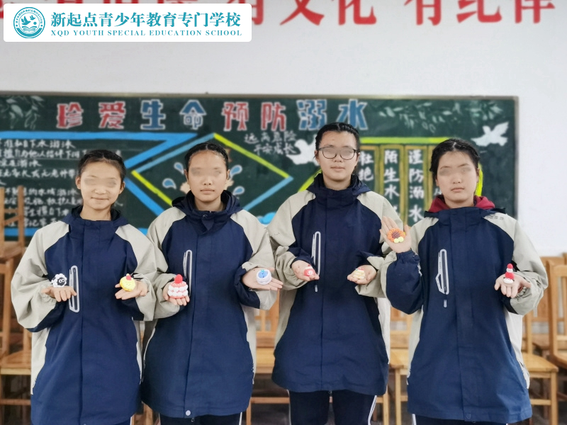 新起點(diǎn)教育專門學(xué)校組織孩子手工彩泥DIY活動(dòng)