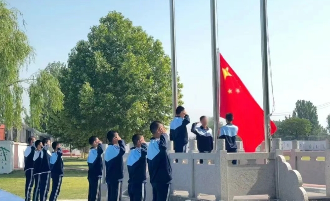 升旗默哀寄哀思,銘記歷史向未來 升旗默哀寄哀思,銘記歷史向未來